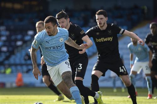Manchester City đấu với West Ham United