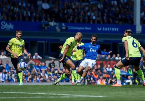 Everton đấu với Southampton