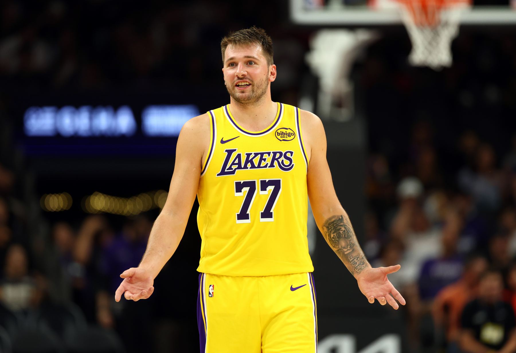 mạnh mẽ! Doncic là cầu thủ đầu tiên trong lịch sử ghi trung bình 40 điểm, 5 rebound và 5 kiến tạo trong 5 trận đầu tiên.
