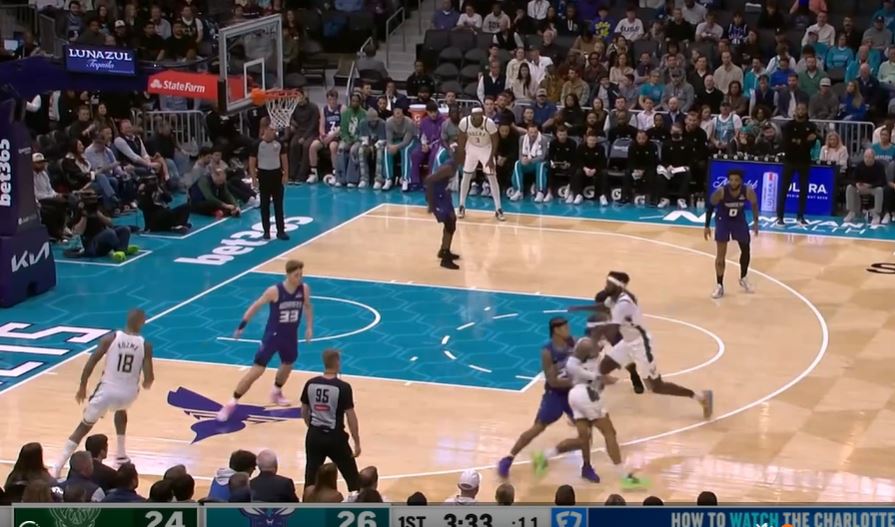 Kiểm soát bóng nóng! Kalkbrenner ghi được 9 điểm và 3 rebound khi bắn 4/4 trong hiệp đầu tiên.