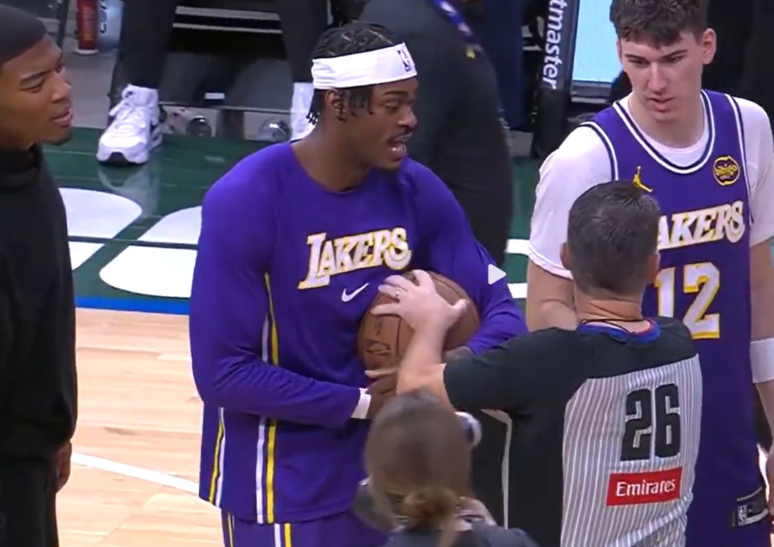 Lakers muốn nhường bóng cho thành viên mới của đội và trọng tài đã ngăn lại nhưng Antetokounmpo đã bước vào và đưa bóng cho Lakers