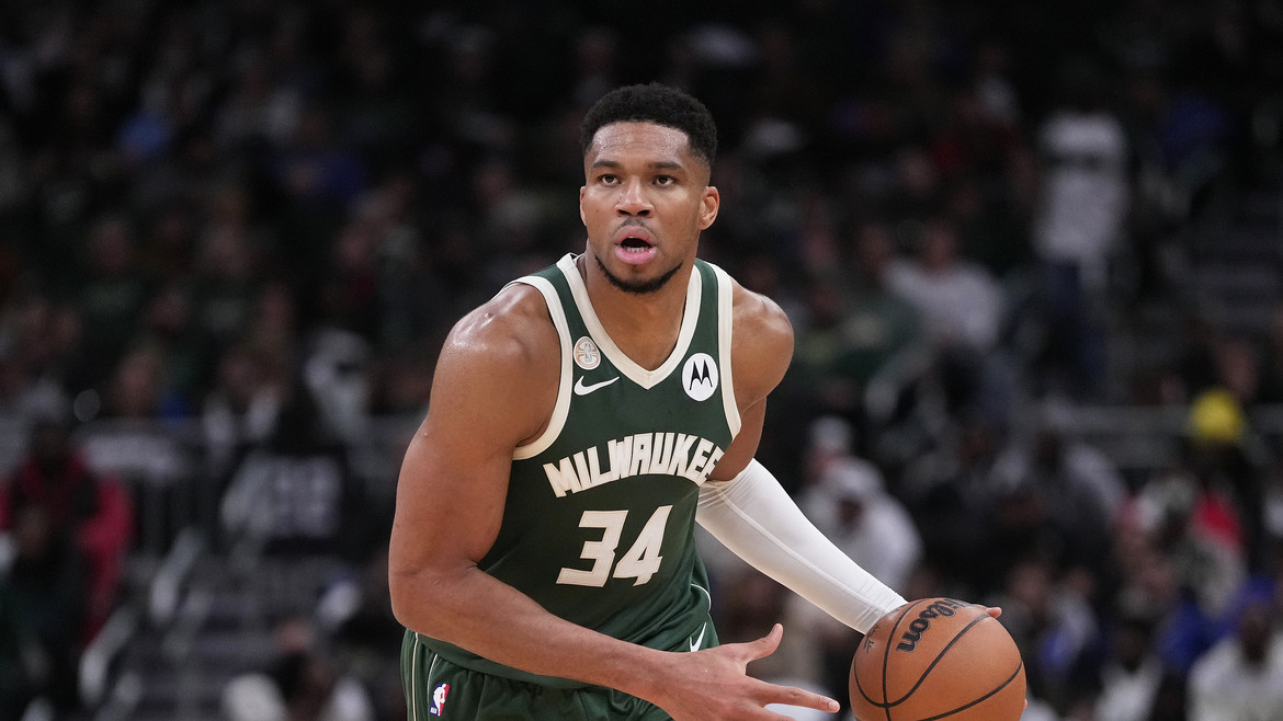 Antetokounmpo và AJ Green cộng lại được 27 điểm trong quý thứ ba và Bucks đã giành lại được 11 điểm chỉ trong một quý.