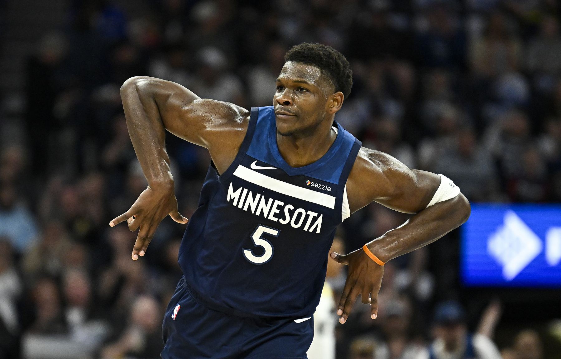 Edwards ghi được 17 điểm trong hiệp thứ ba, giúp Timberwolves theo đuổi chiến thắng.